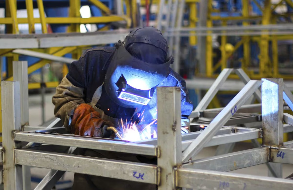 Soldador LYD trabajando en fabricación de estructura metálica